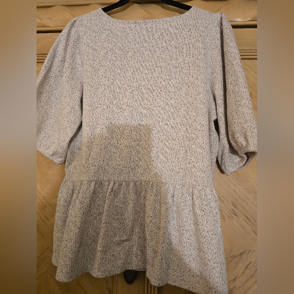 Banana Republic Peplum Top. Size large. White with hints of black and blush - Picture 11 of 11